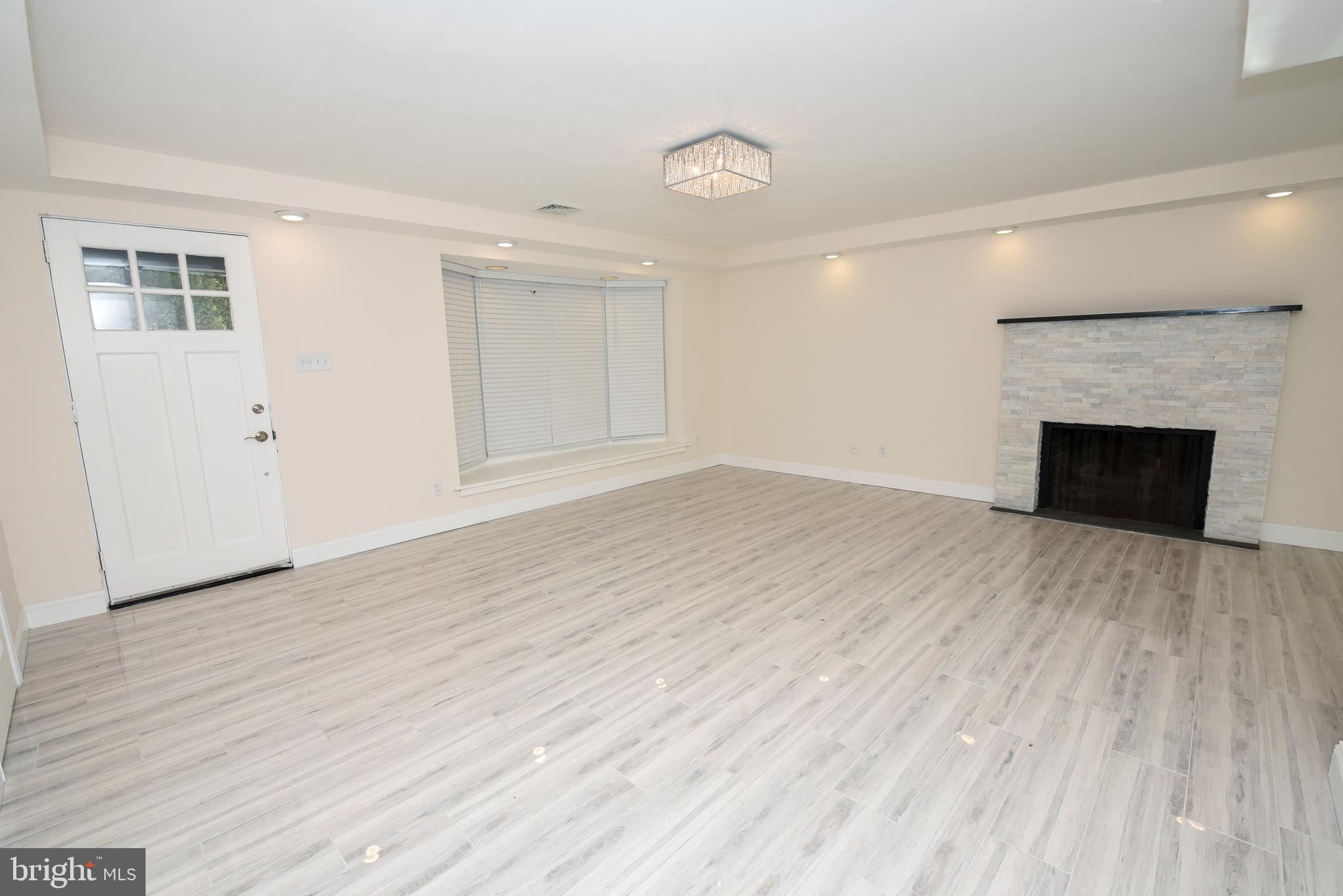 1572 Huntingdon Road Abington, PA 19001 - Photo 5 of 34 Living Room