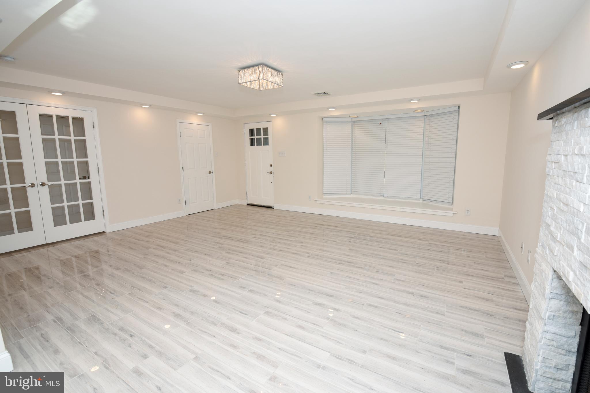 1572 Huntingdon Road Abington, PA 19001 - Photo 6 of 34 Living Room