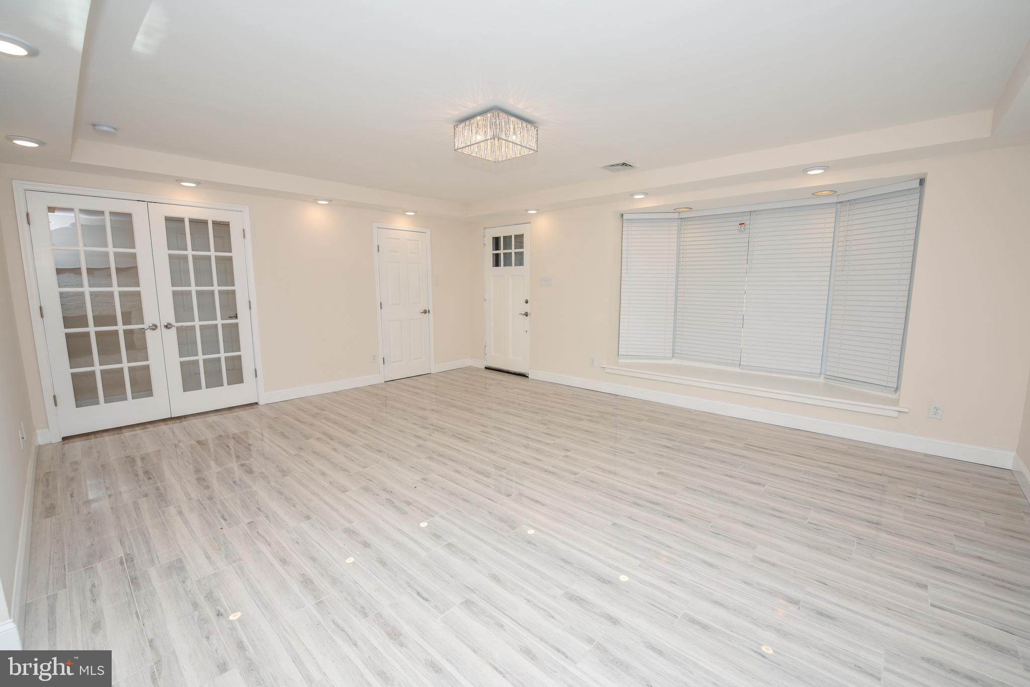 1572 Huntingdon Road Abington, PA 19001 - Photo 7 of 34 Living Room