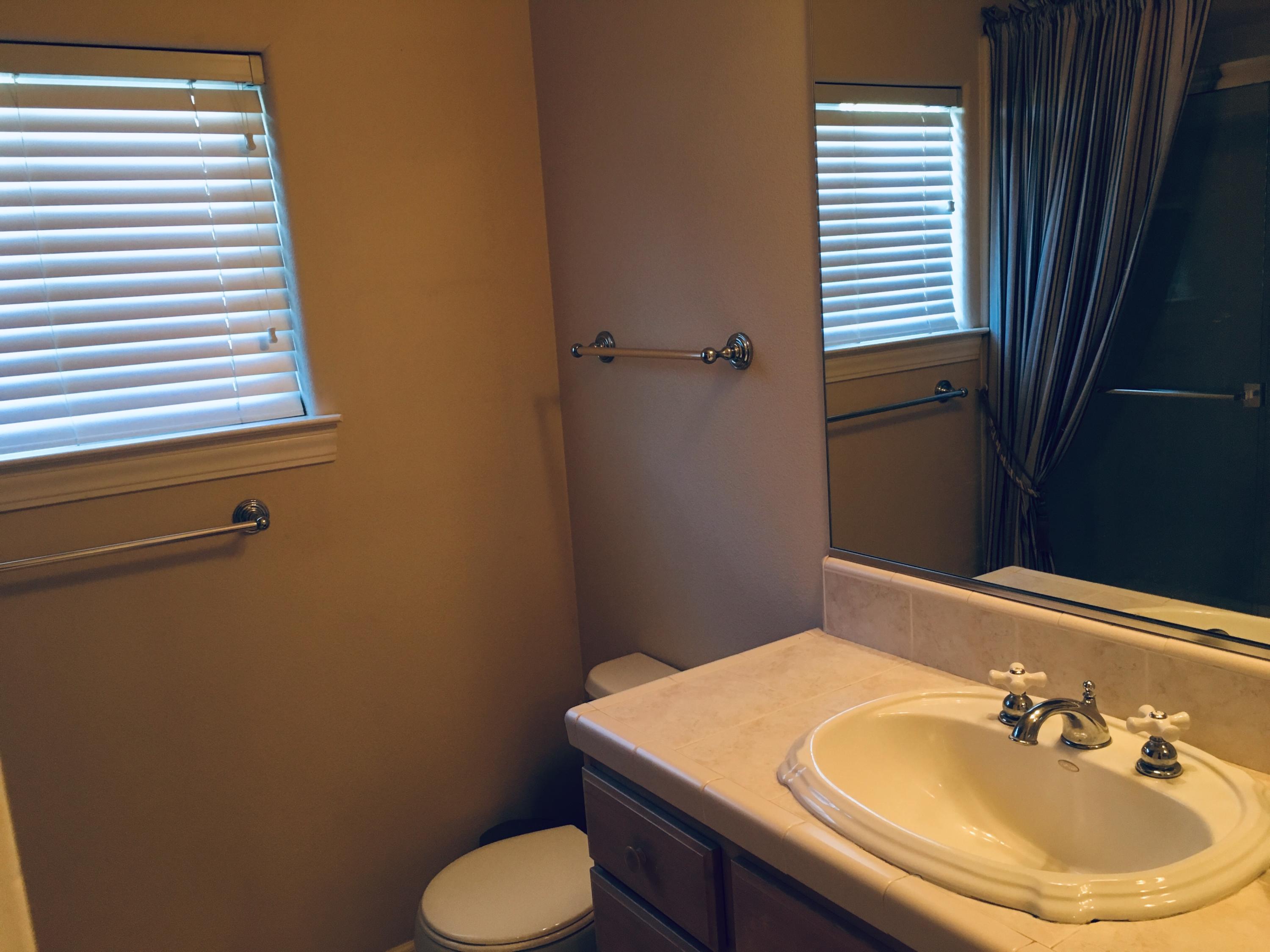 12465 Intermountain Road Redding, CA 96003 - Photo 8 of 28 Hall Bath