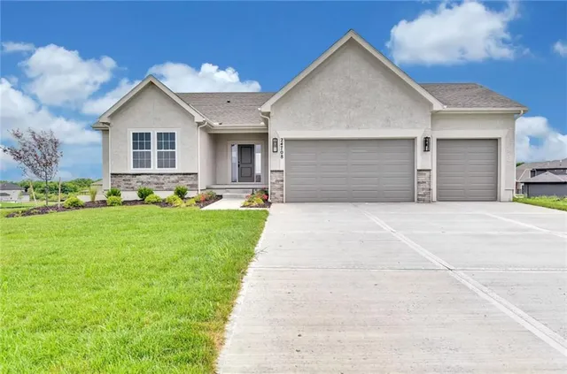 $730,850 | 6045 Apache Drive, Shawnee, KS 66226