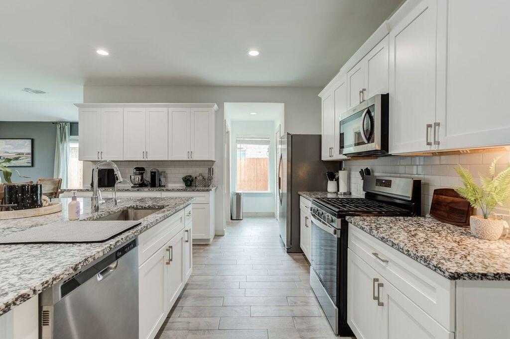 2901 134th Street Lubbock, TX 79423 - Photo 5 of 29 kitchen1