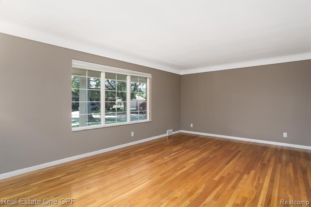 724 South Rosedale Court Grosse Pointe Woods, MI 48080 - Photo 14 of 31