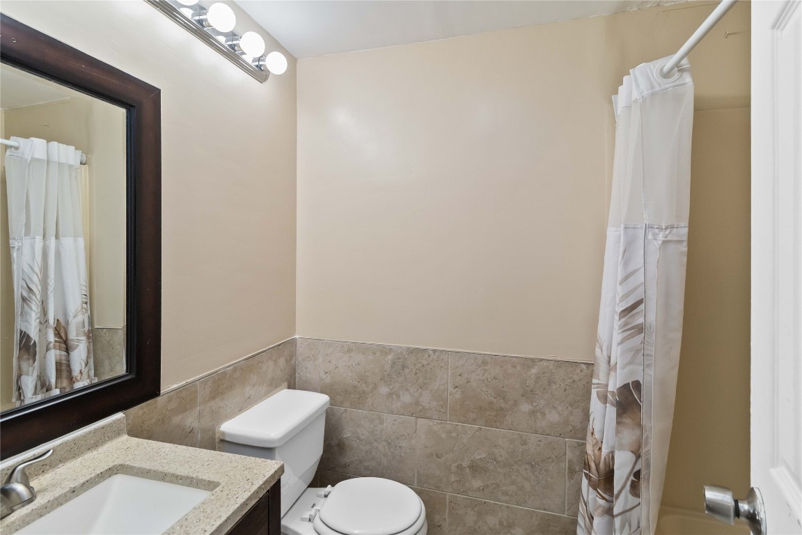 1002 Walter Street Austin, TX 78702 - Photo 20 of 31 a bathroom with a toilet and a sink