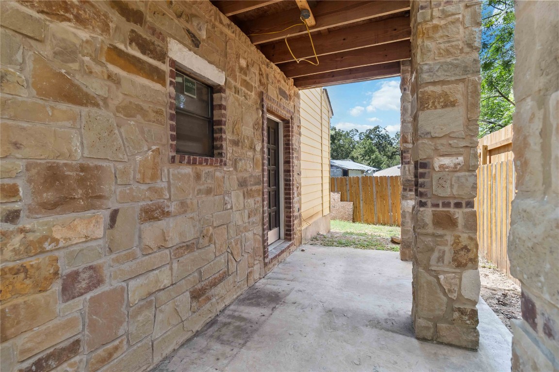 1002 Walter Street Austin, TX 78702 - Photo 29 of 31 a view of entryway