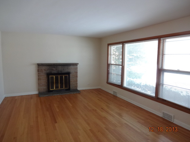 323 Romona Road Wilmette, IL 60091 - Photo 2 of 9
