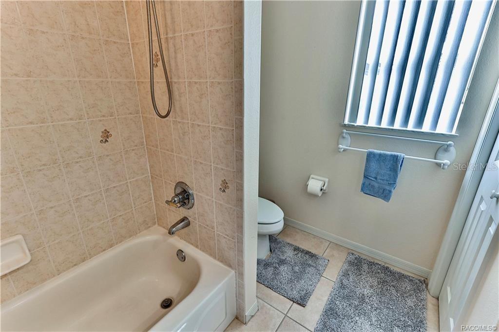 5420 North Rosedale Circle Beverly Hills, FL 34465 - Photo 31 of 49 a bathroom with a bathtub and toilet