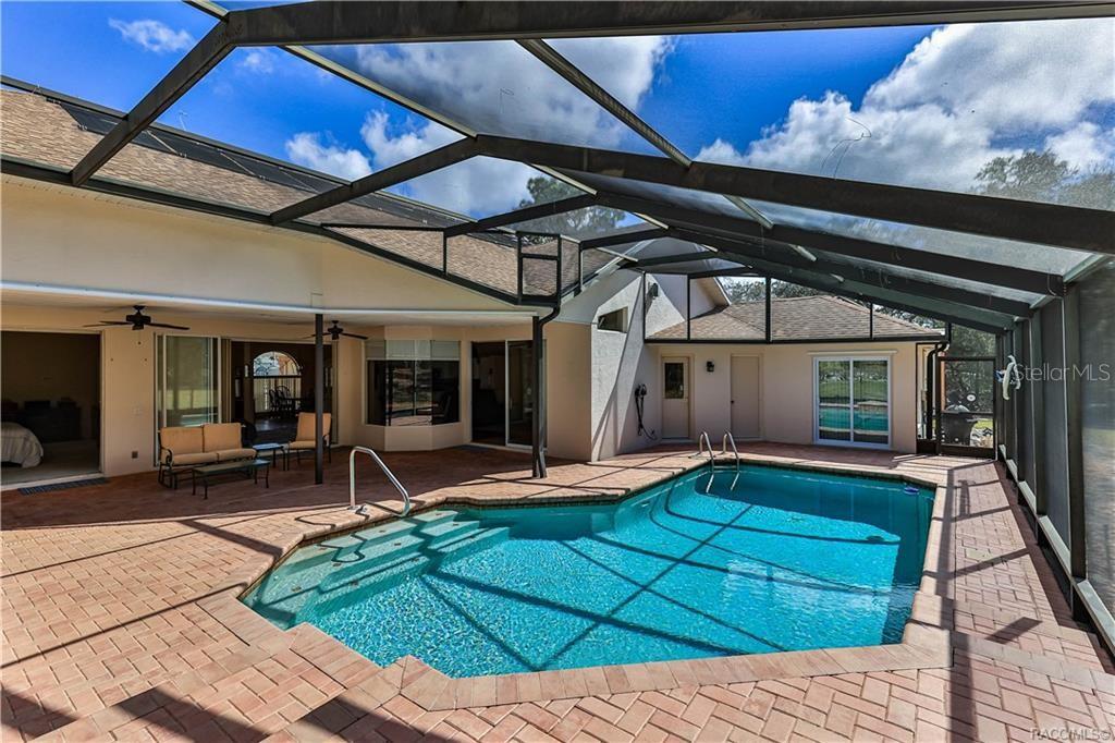 5420 North Rosedale Circle Beverly Hills, FL 34465 - Photo 34 of 49 a backyard of a house with seating space