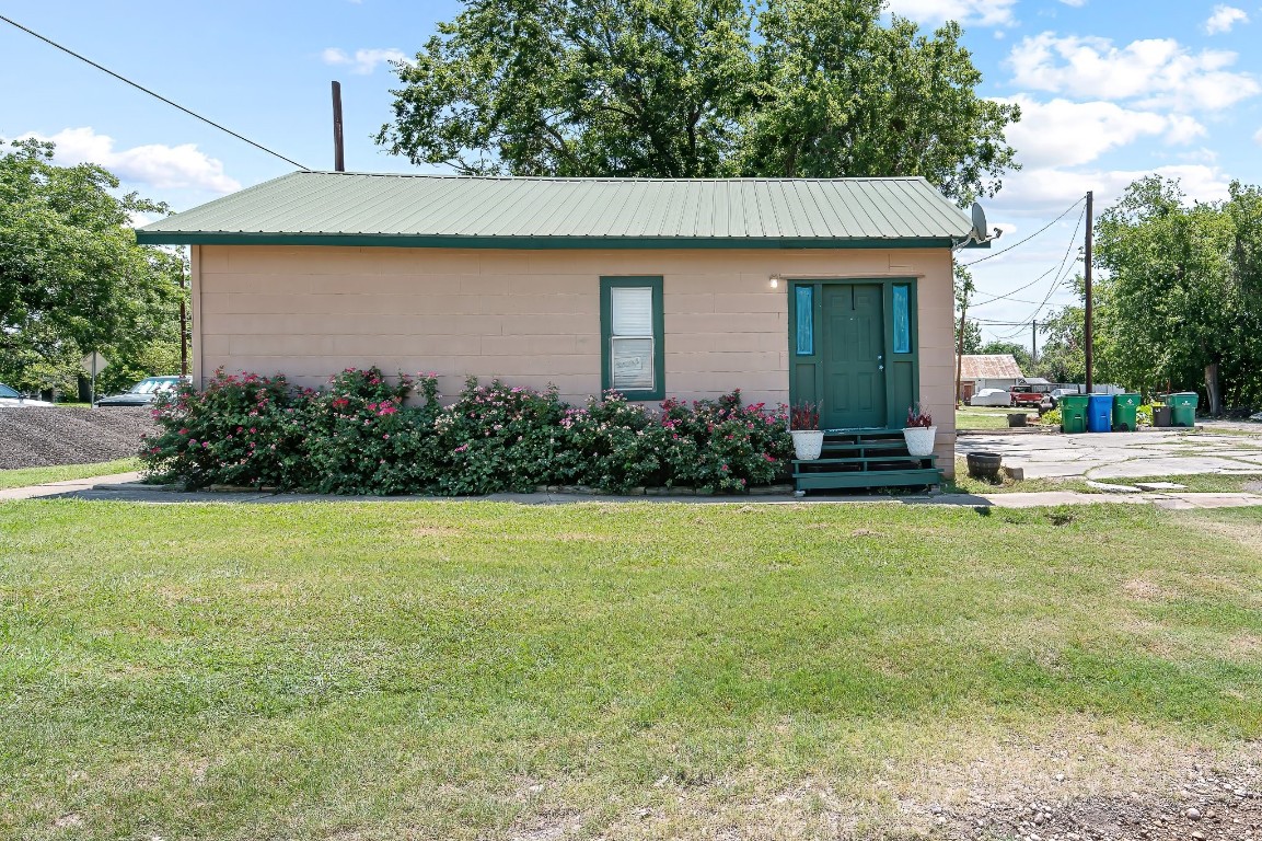 402 East 4th Street Taylor, TX 76574 - Photo 2 of 18 a front view of house with garden