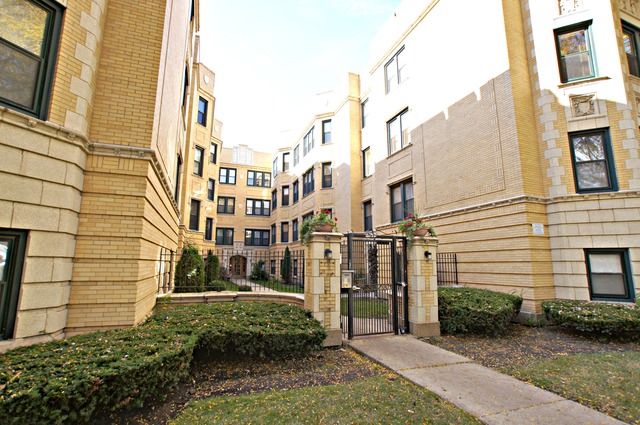 4110 North Keystone Avenue, Unit 3E Chicago, IL 60641 - Photo 3 of 21 a view of a blue building