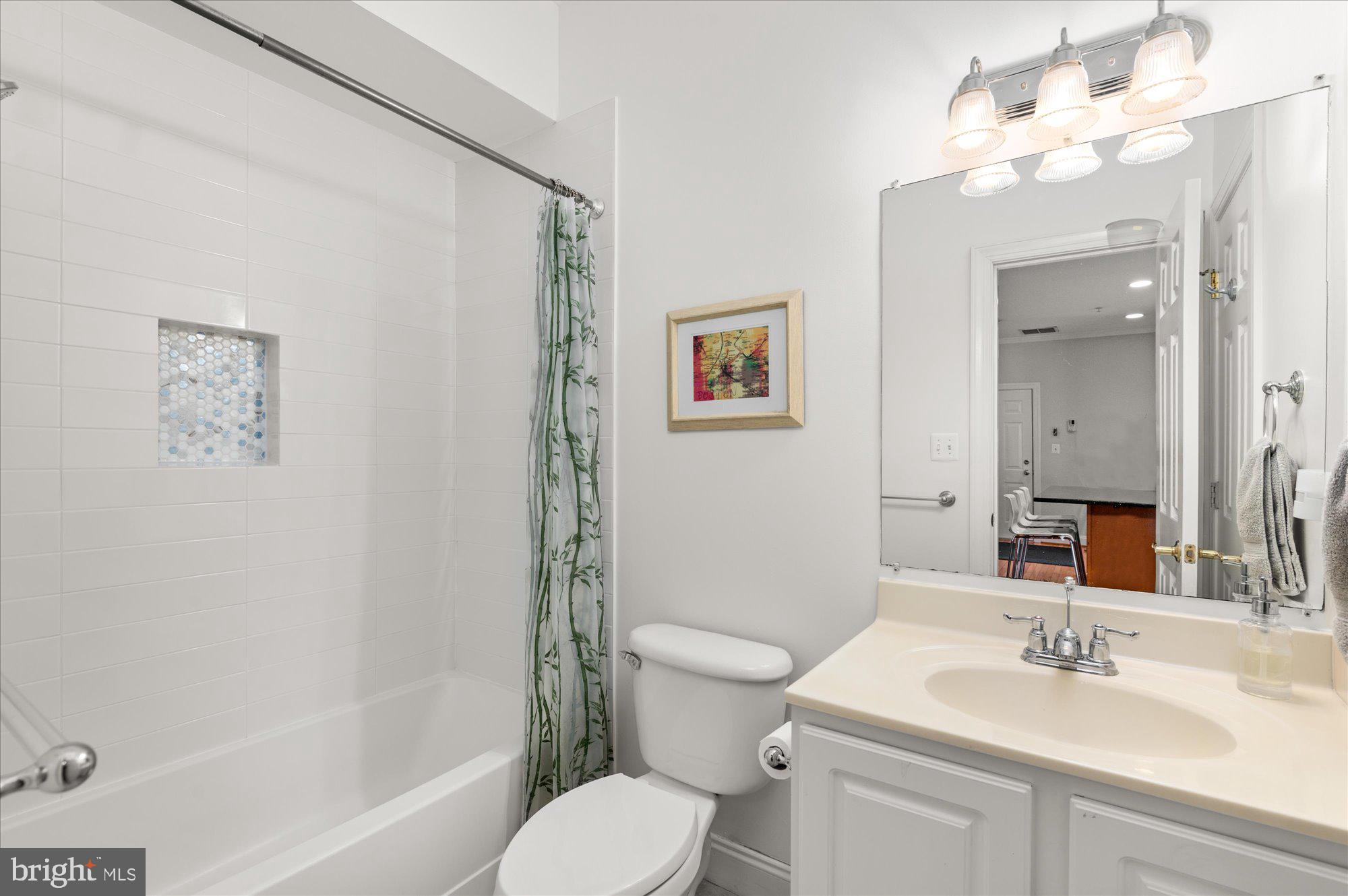 425 M Street Northwest, Unit F Washington, DC 20001 - Photo 15 of 24 Second renovated full bathroom with tub and niche