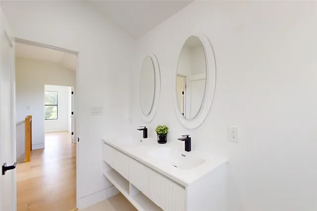a en suite bathroom with a sink and a mirror