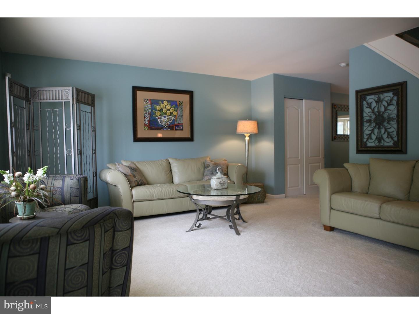 12512 Torrey Road Philadelphia, PA 19154 - Photo 4 of 22 Living Room
