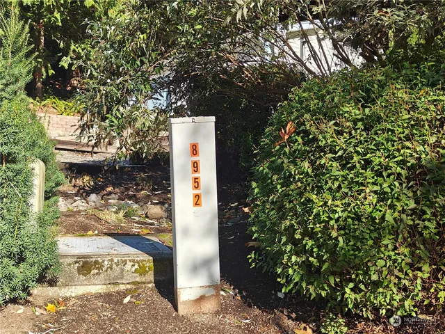 $149,900 | 1518 207th Avenue Northeast, Sammamish, WA 98074