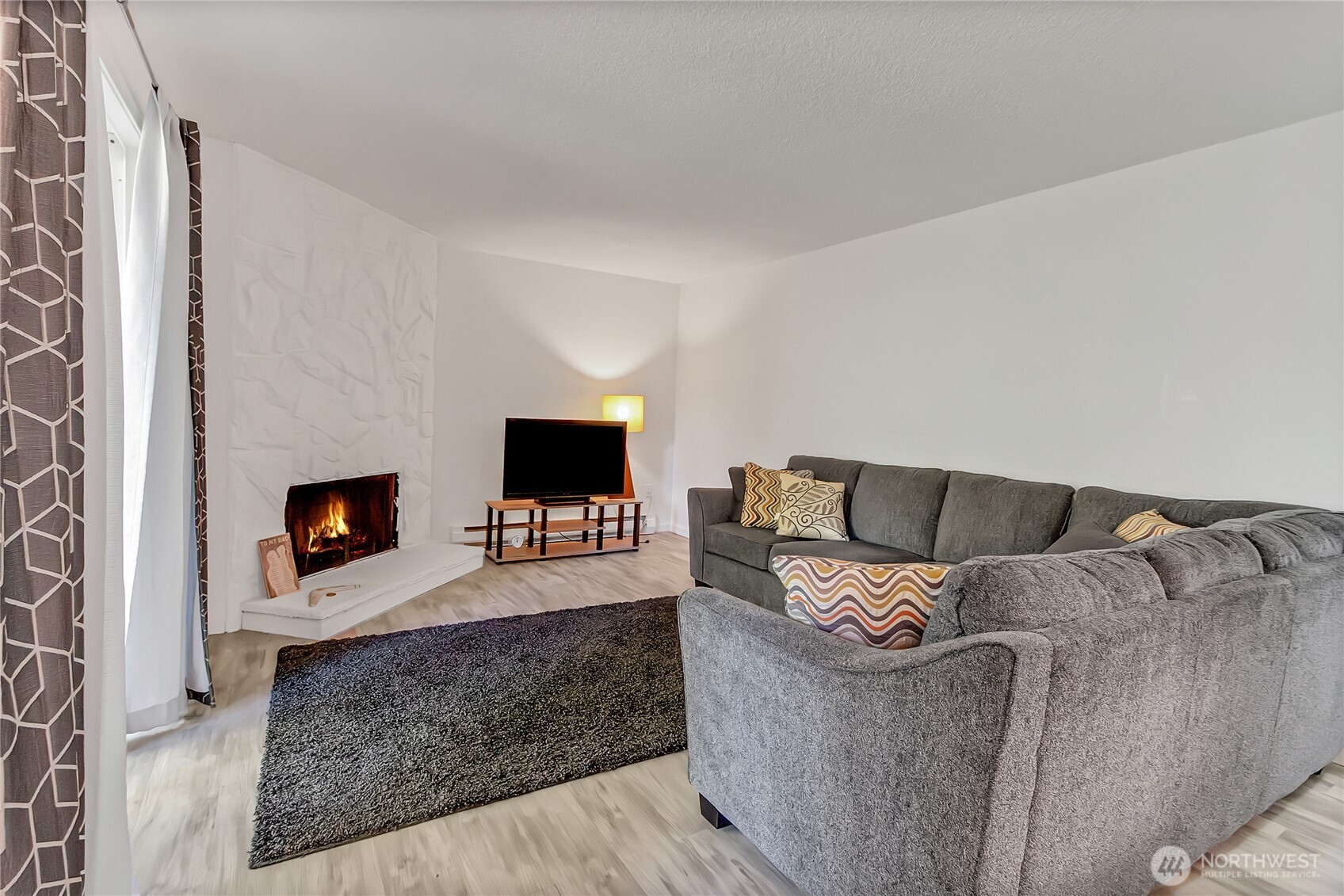 419 South 325th Place, Unit T7 Federal Way, WA 98003 - Photo 2 of 16 a living room with furniture and a flat screen tv