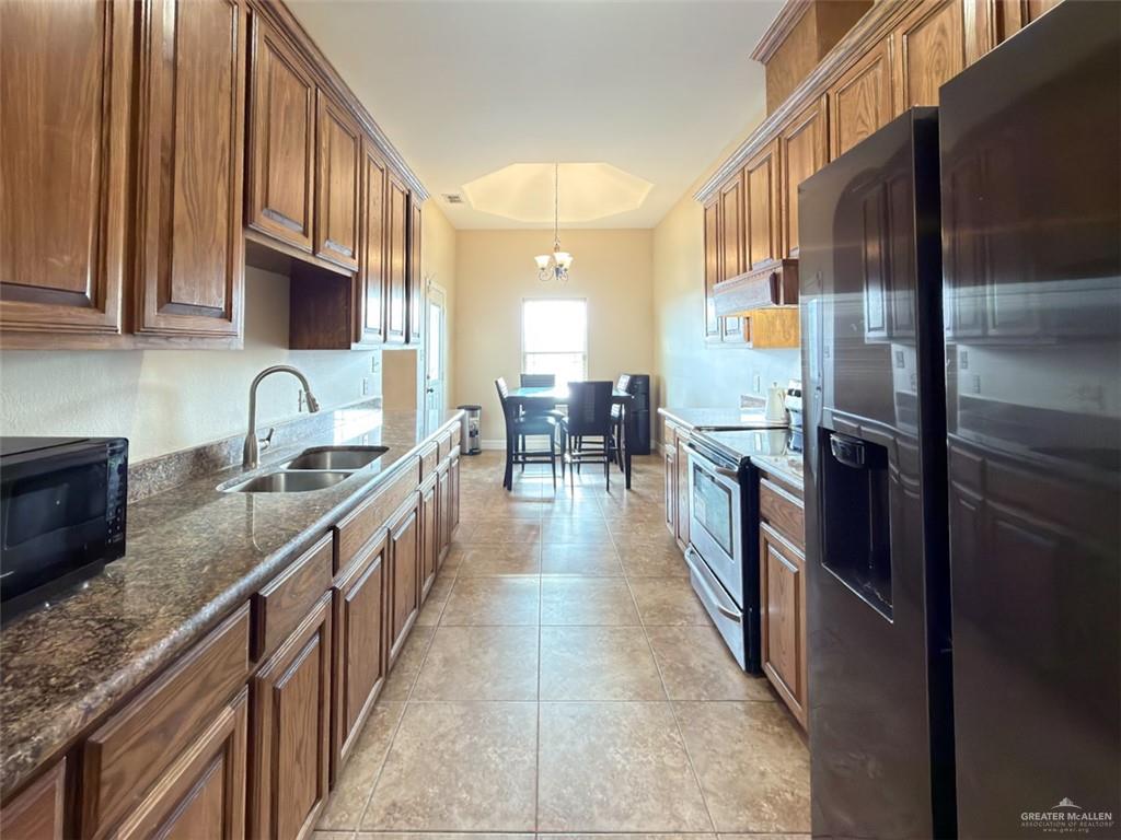 208 North 15th Street Hidalgo, TX 78557 - Photo 19 of 26 a kitchen with lots of counter top space
