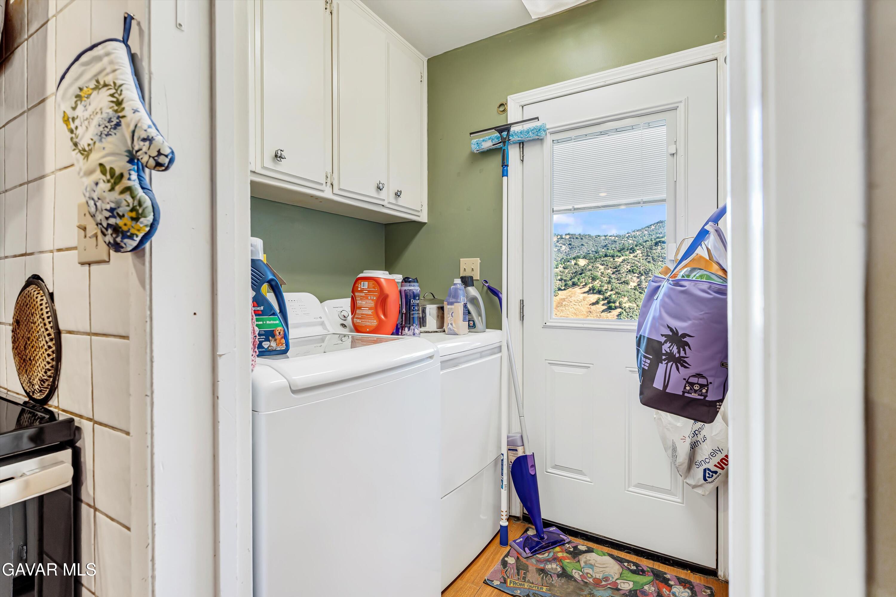 24750 Flatiron Court Tehachapi, CA 93561 - Photo 17 of 25 a utility room with a window dryer and washer