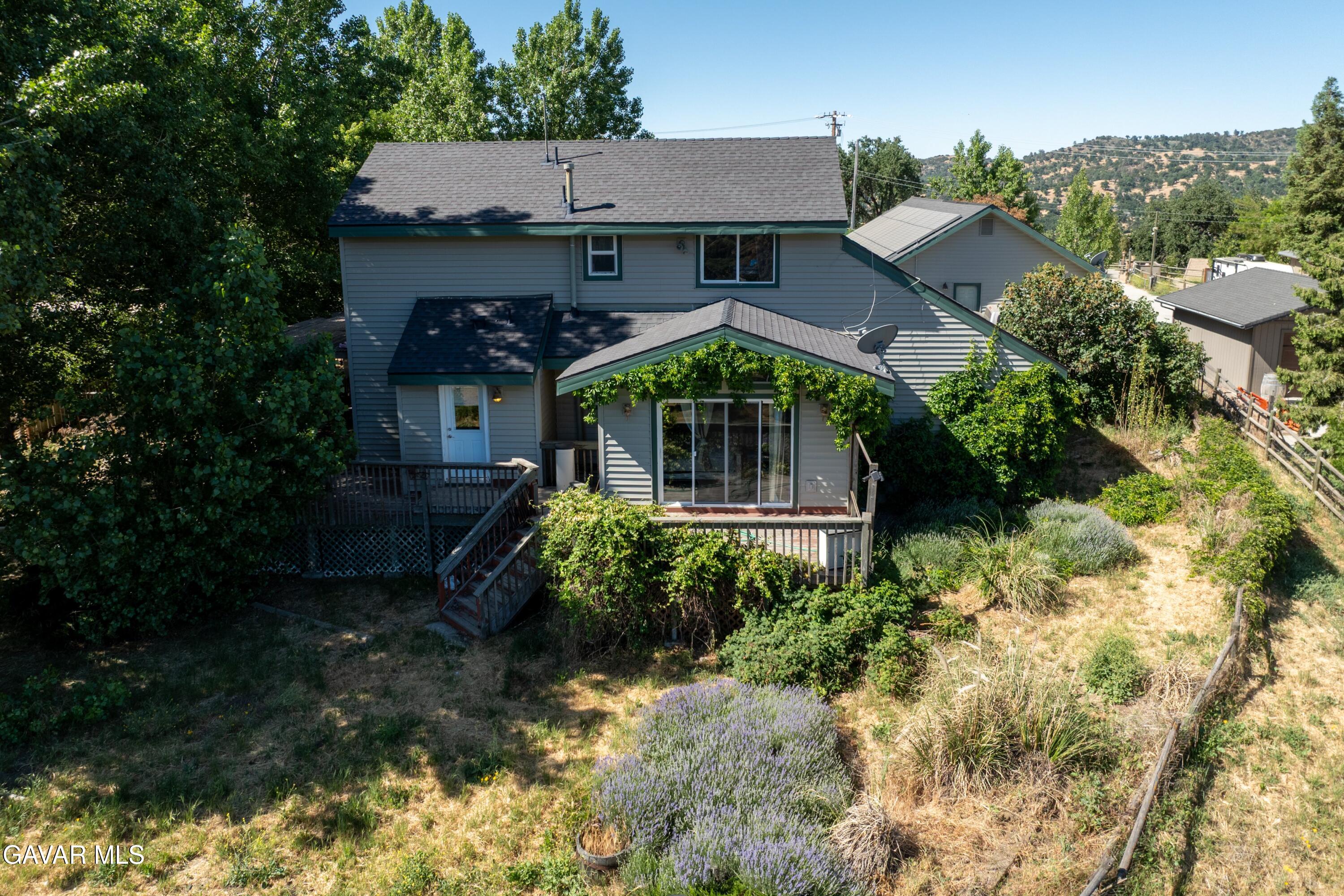 24750 Flatiron Court Tehachapi, CA 93561 - Photo 19 of 25 a front view of house with yard and green space