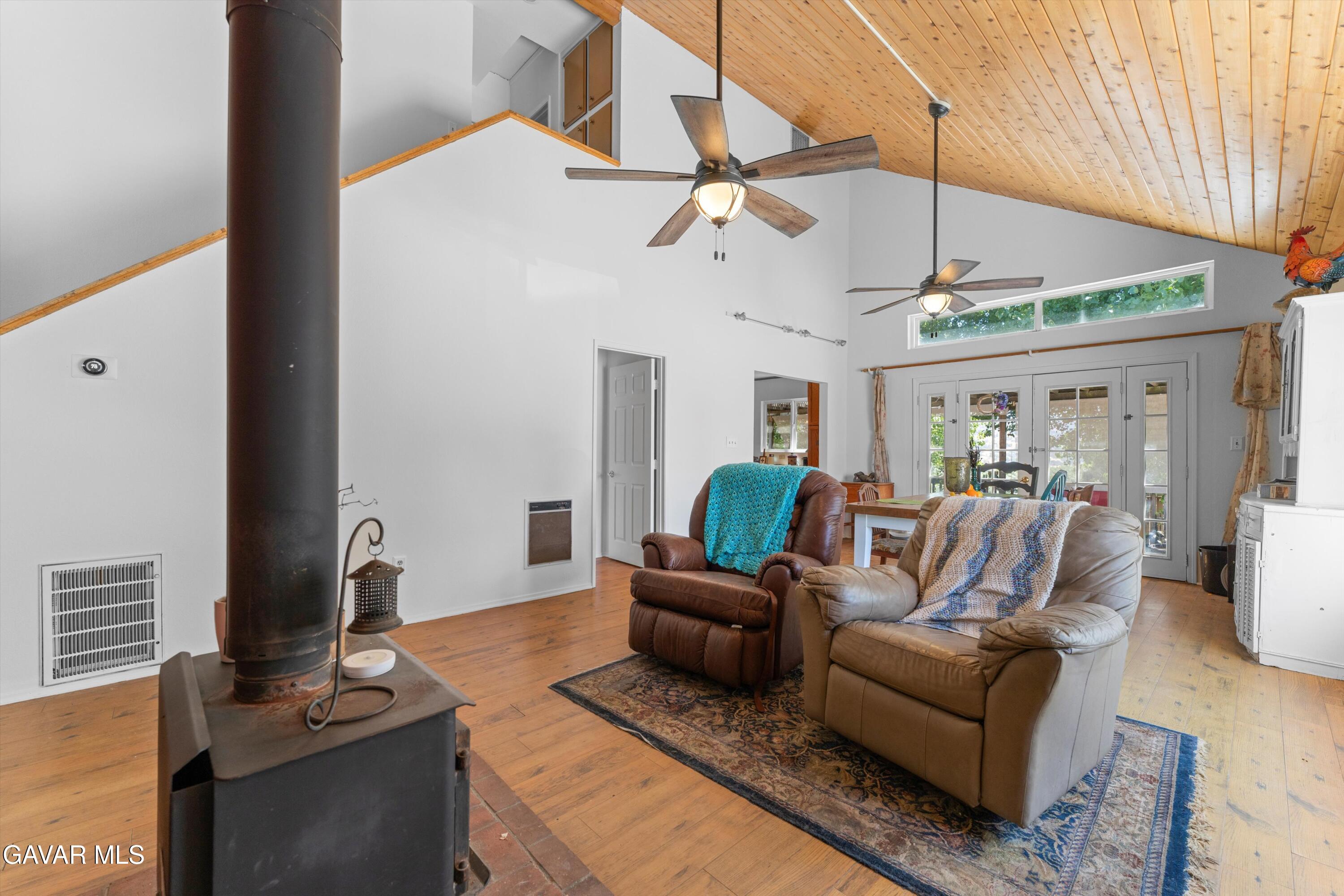 24750 Flatiron Court Tehachapi, CA 93561 - Photo 4 of 25 a living room with furniture