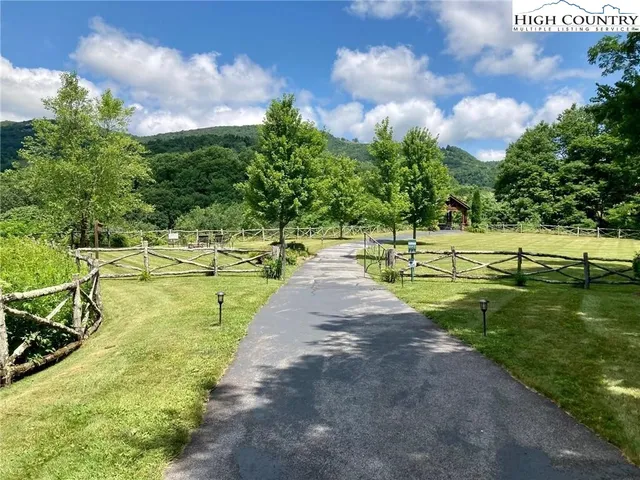 $484,000 | 135 D Wapiti Way, Unit 8D, Banner Elk, NC 28604