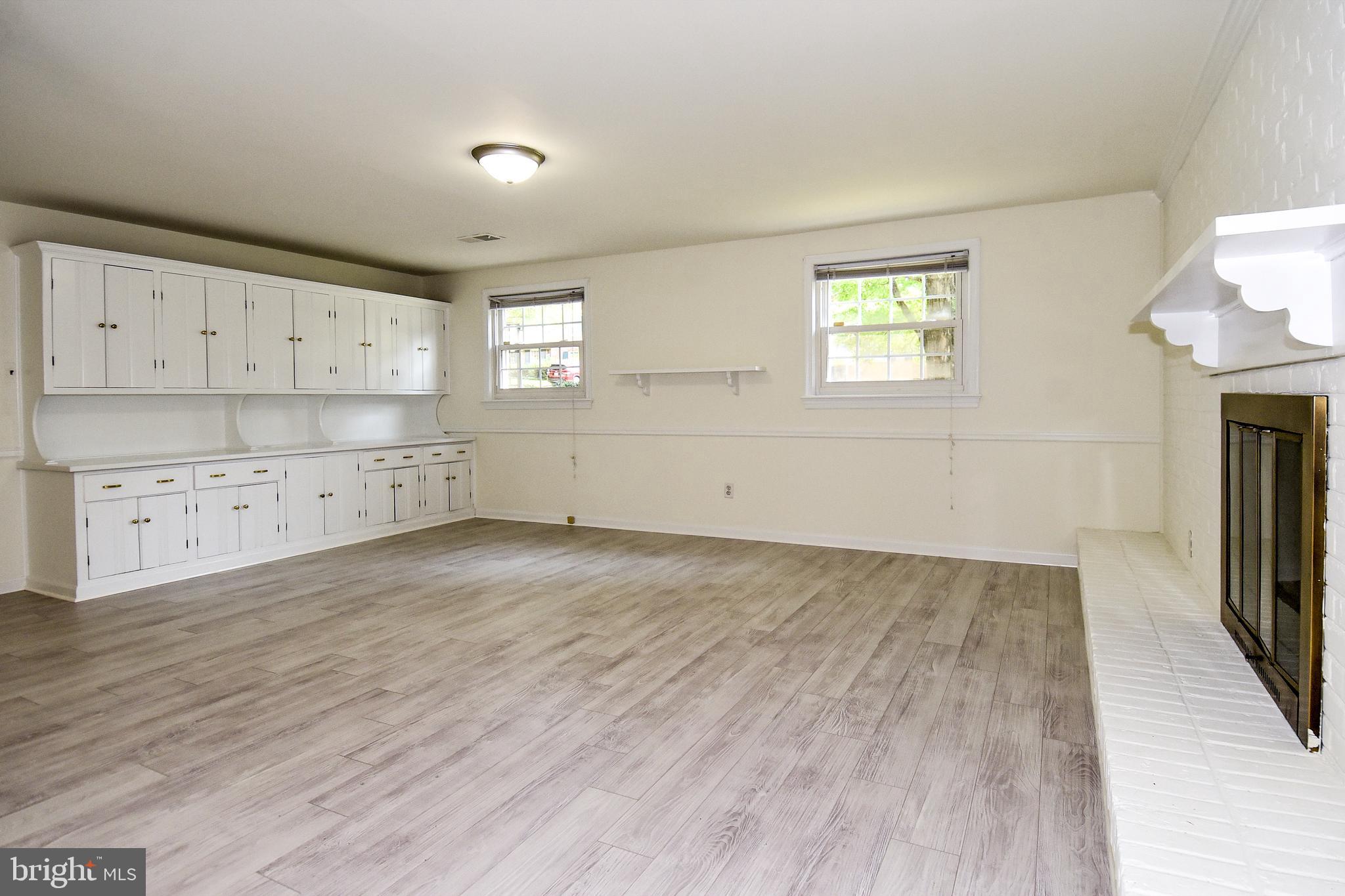 7513 Sebago Road Bethesda, MD 20817 - Photo 31 of 48 Spacious family room with built-ins
