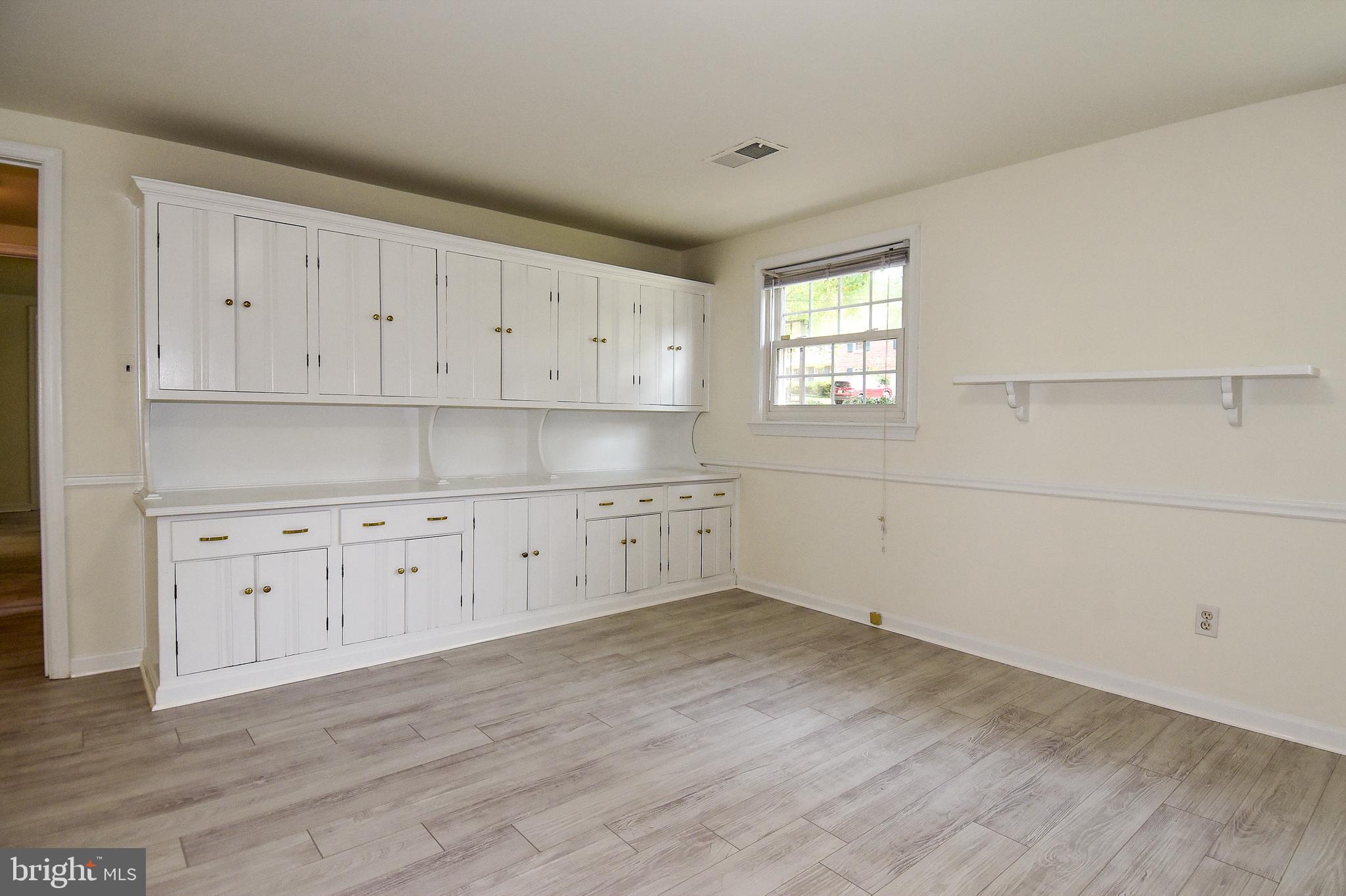 7513 Sebago Road Bethesda, MD 20817 - Photo 32 of 48 Spacious family room with built-ins