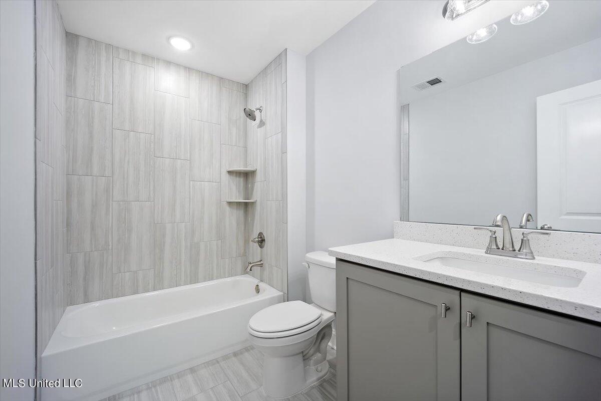 1401 Creekside Lane Hernando, MS 38632 - Photo 24 of 28 guest bath