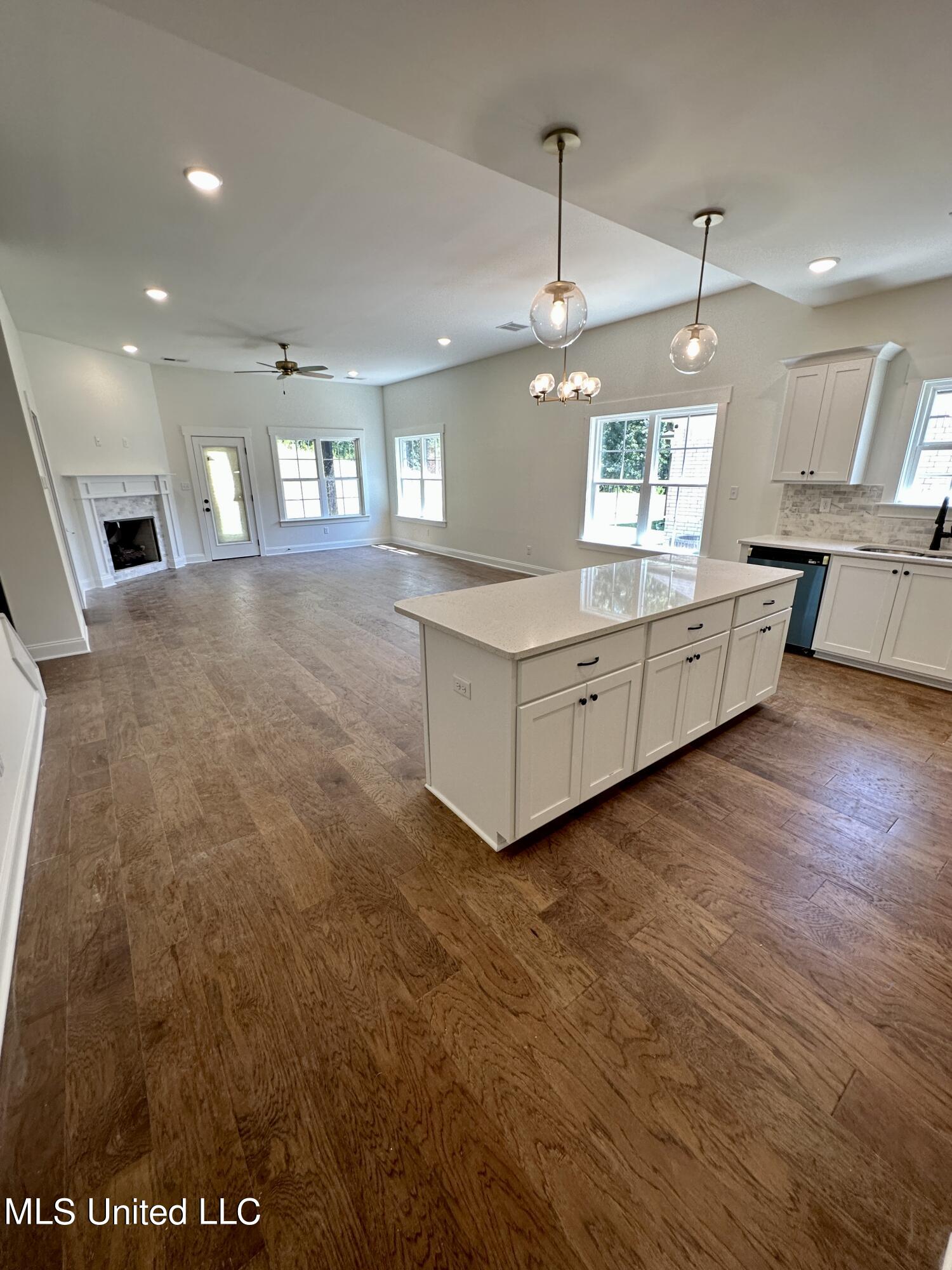 1401 Creekside Lane Hernando, MS 38632 - Photo 3 of 28 Kitchen/ living room