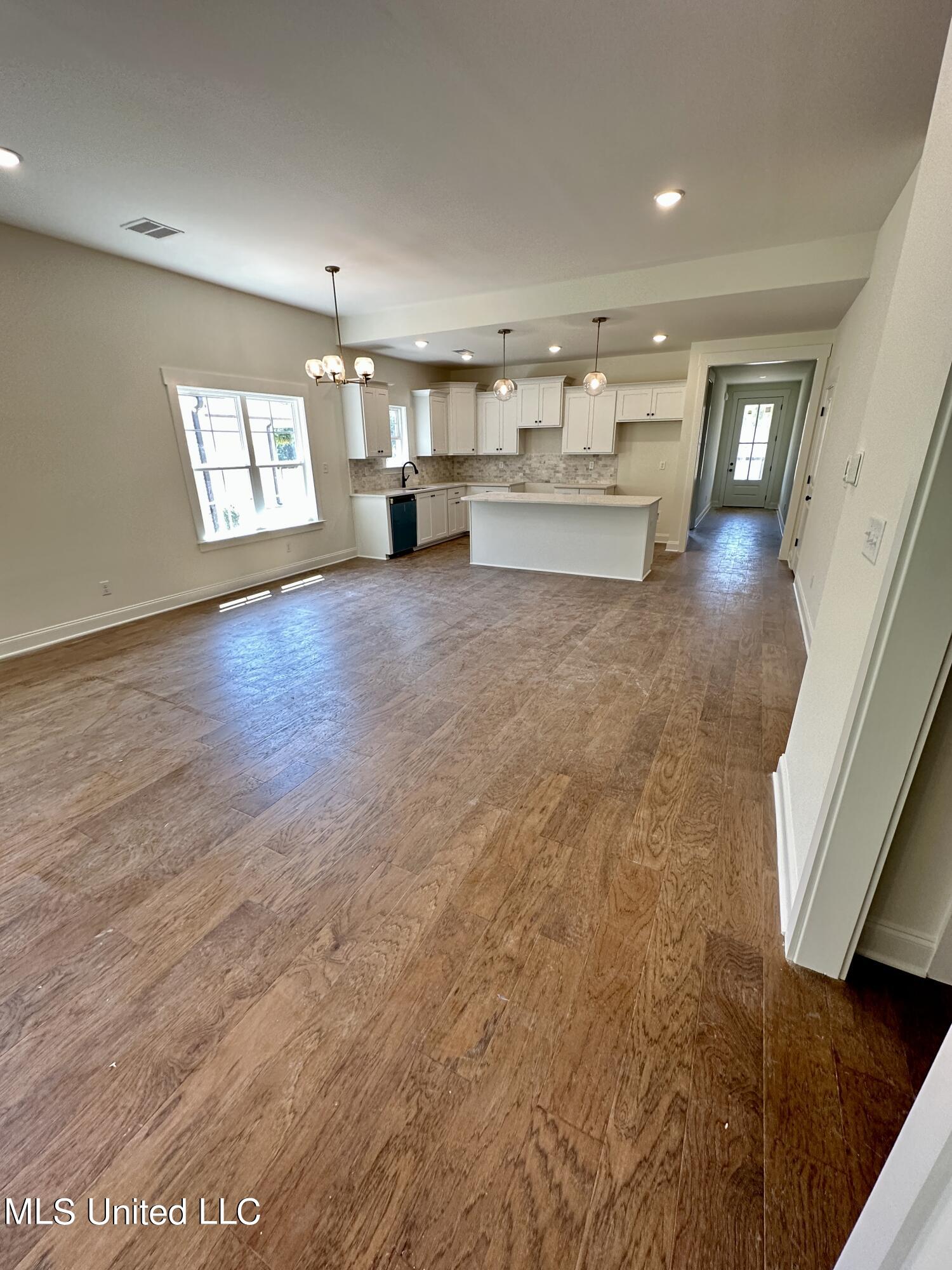 1401 Creekside Lane Hernando, MS 38632 - Photo 9 of 28 Livingroom