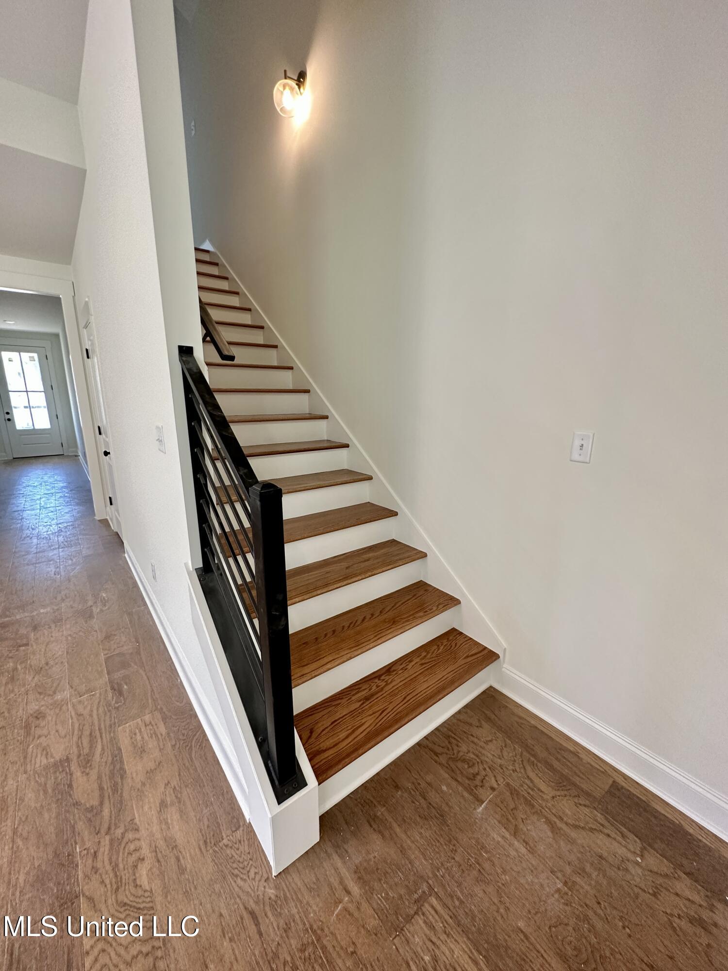 1401 Creekside Lane Hernando, MS 38632 - Photo 10 of 28 Stairs