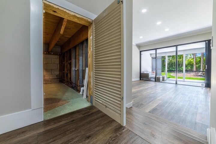2517 Presidential Way, Unit B West Palm Beach, FL 33401 - Photo 14 of 45 a view of a hallway