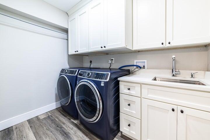 2517 Presidential Way, Unit B West Palm Beach, FL 33401 - Photo 15 of 45 a utility room with dryer and washer