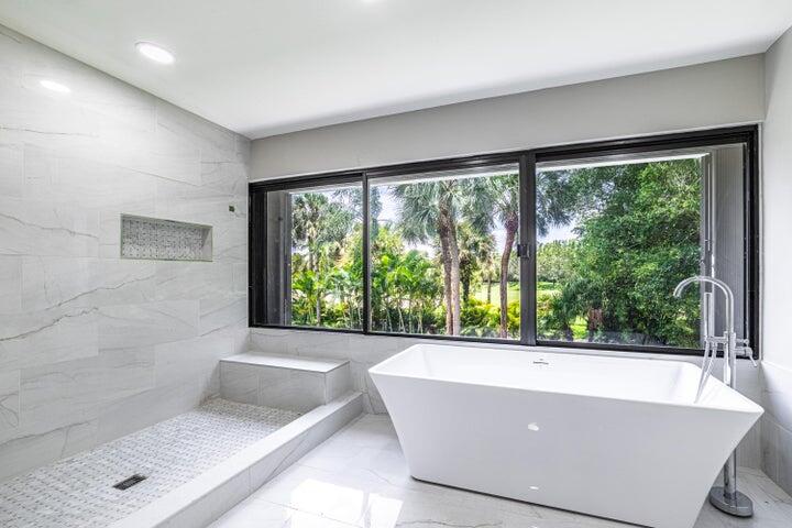2517 Presidential Way, Unit B West Palm Beach, FL 33401 - Photo 18 of 45 a view of a bathtub in a room