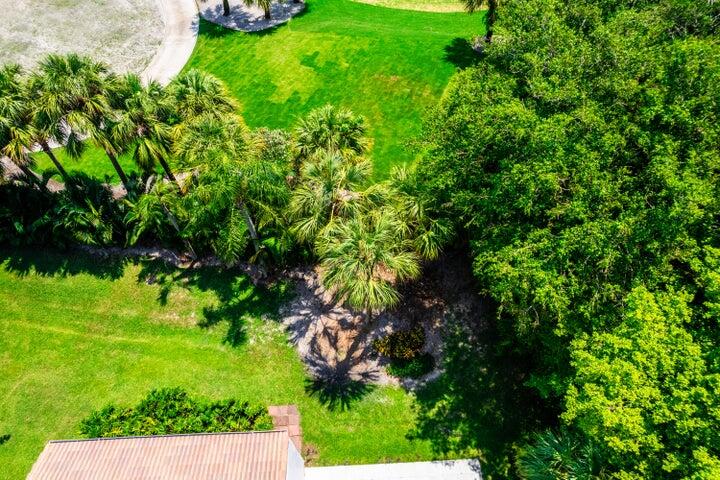 2517 Presidential Way, Unit B West Palm Beach, FL 33401 - Photo 45 of 45 a backyard of a house with lots of green space