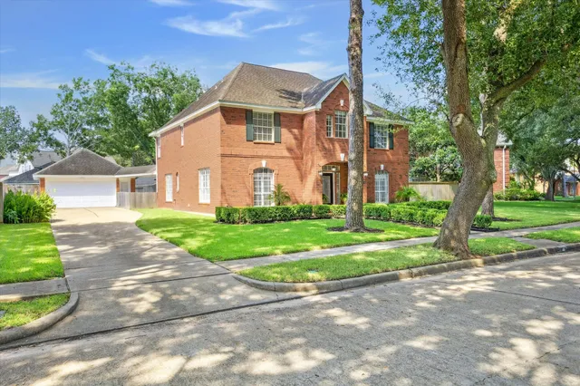 $545,000 | 2006 Raven's Crest Drive, Sugar Land, TX 77478