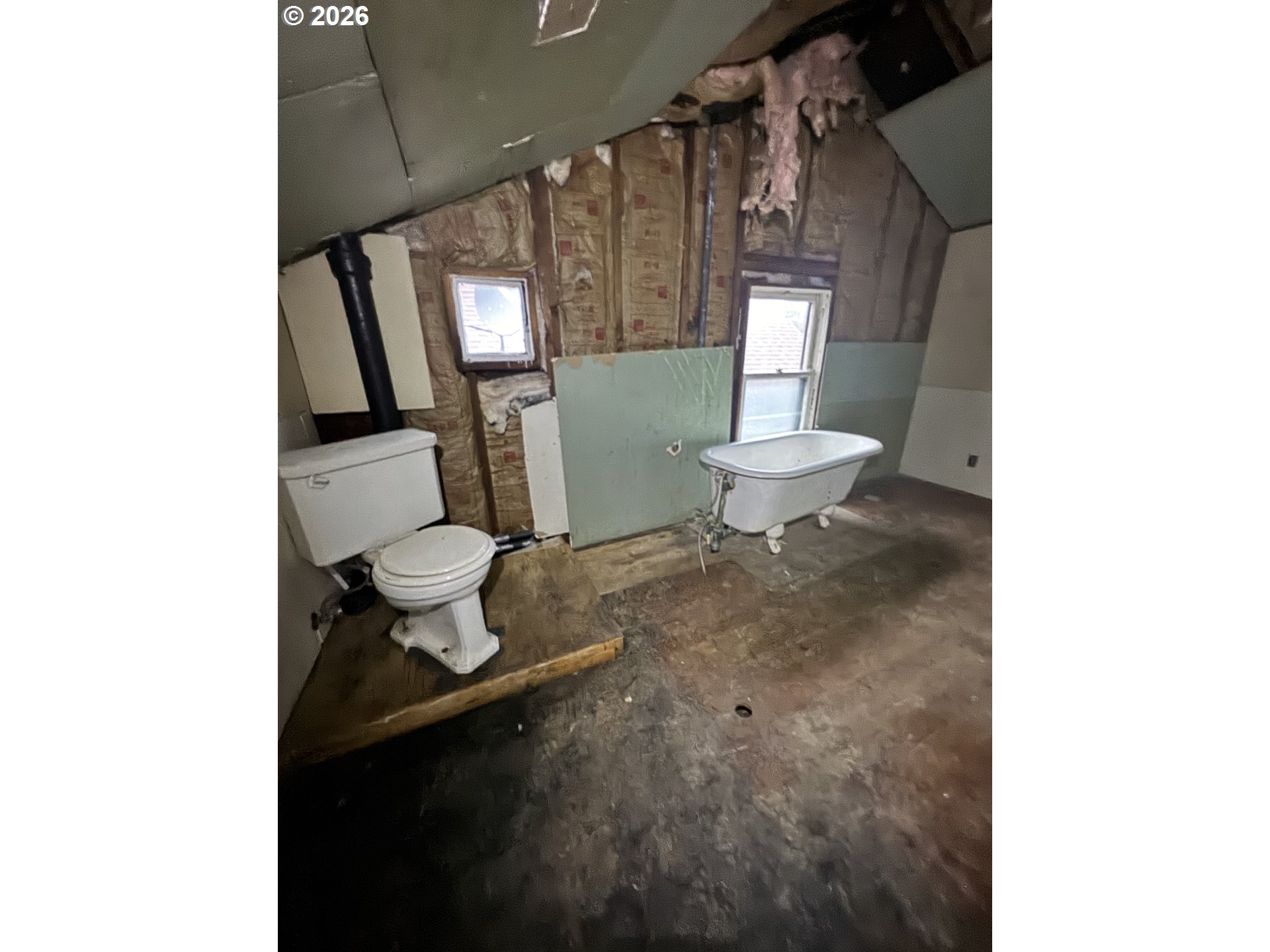 6422 Southeast Carlton Street Portland, OR 97206 - Photo 25 of 27 a bathroom with a toilet sink and mirror