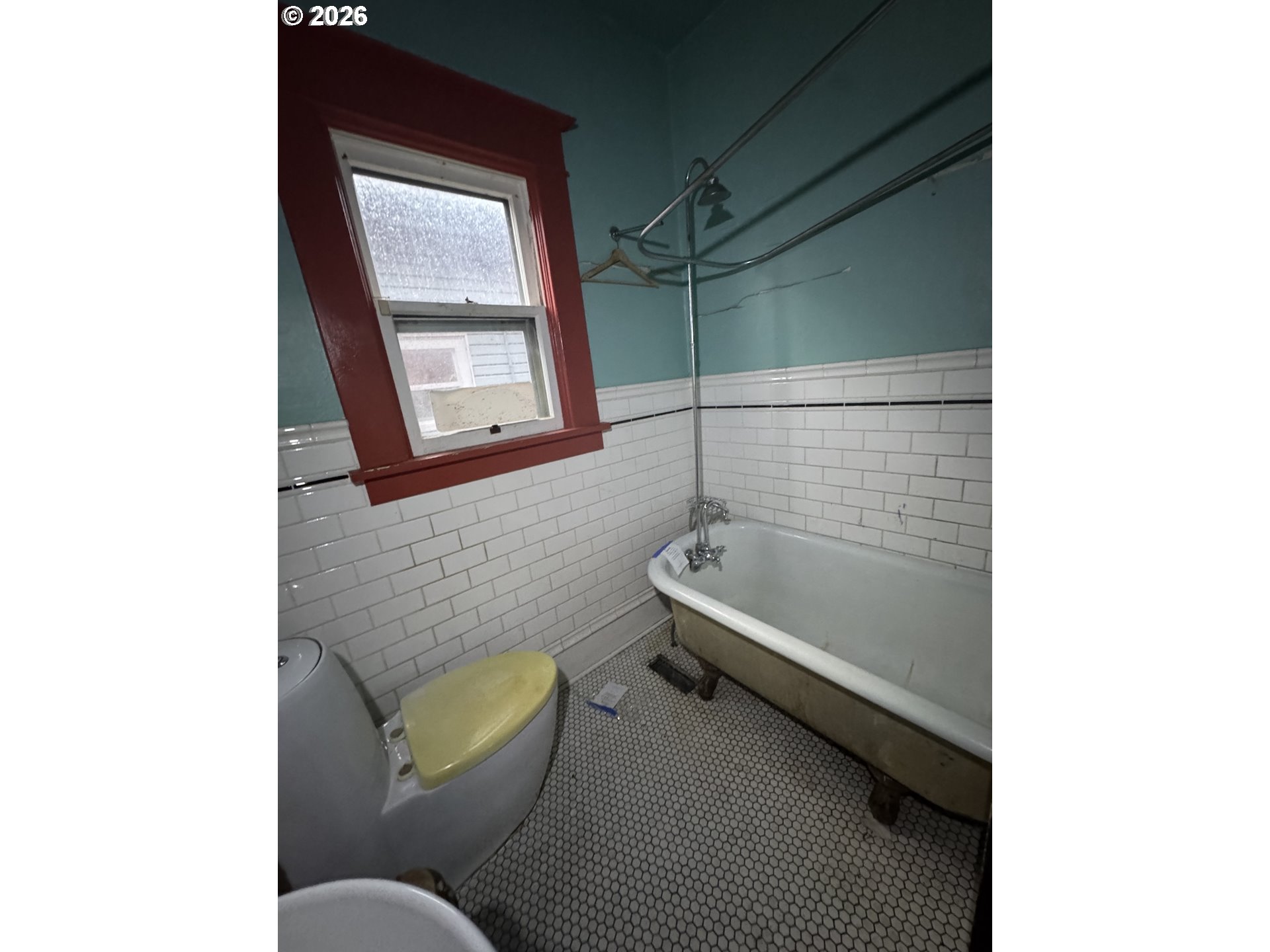 6422 Southeast Carlton Street Portland, OR 97206 - Photo 8 of 27 a bathroom with a toilet and bathtub