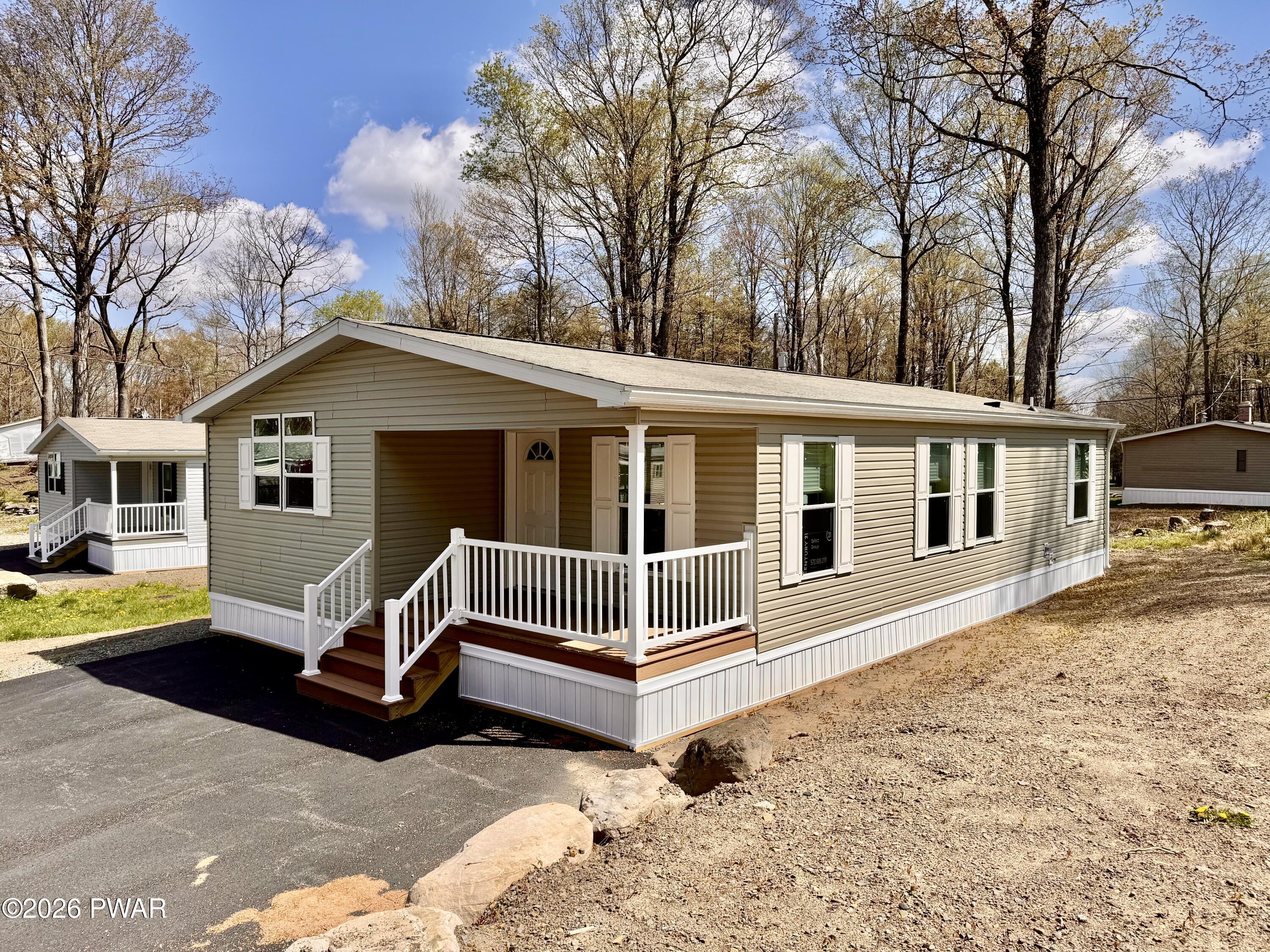 106 Middle Road Greentown, PA 18426 - Photo 3 of 43