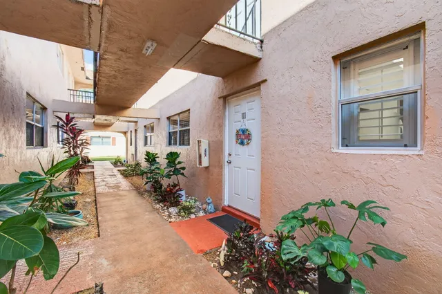 $2,475 | 500 Southwest 2nd Avenue, Unit 111, Boca Raton, FL 33432