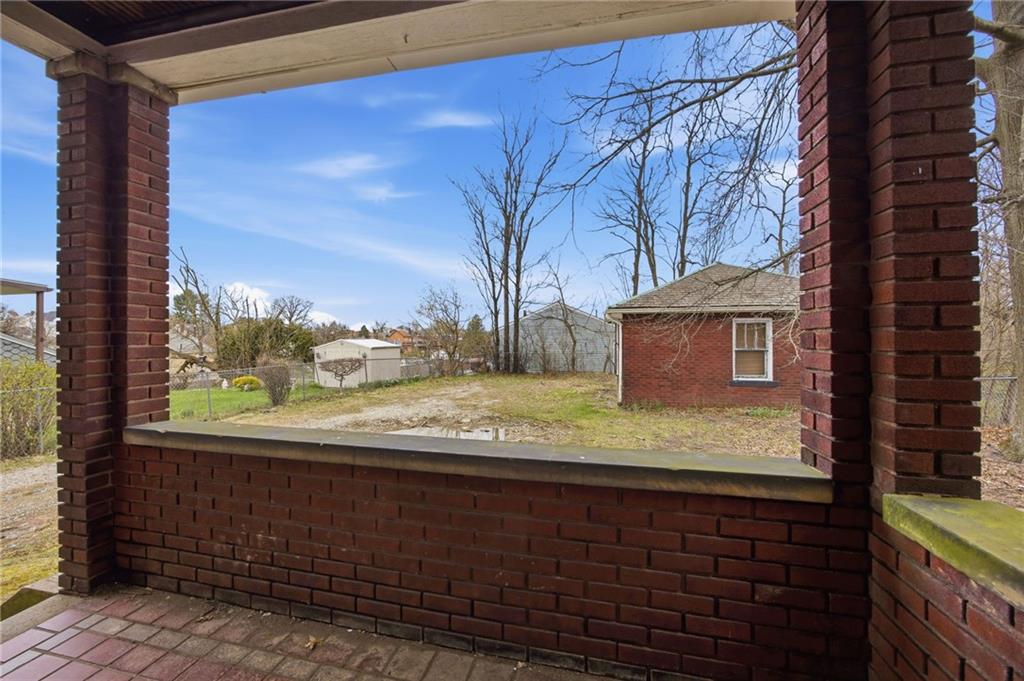 2900 Middletown Road Pittsburgh, PA 15204 - Photo 27 of 33 Back Porch