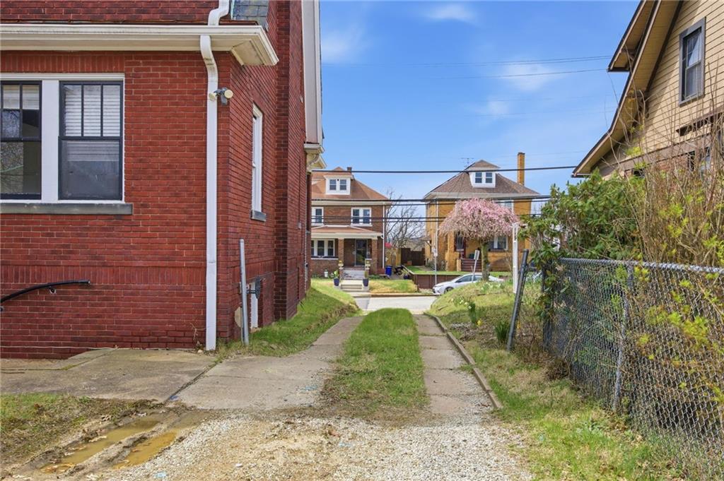 2900 Middletown Road Pittsburgh, PA 15204 - Photo 29 of 33 Driveway