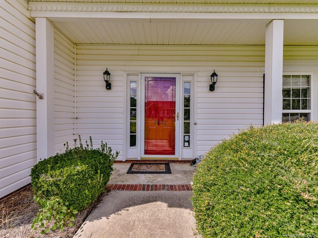 7801 Ebony Road Charlotte, NC 28216 - Photo 4 of 42 Gallery Image 4