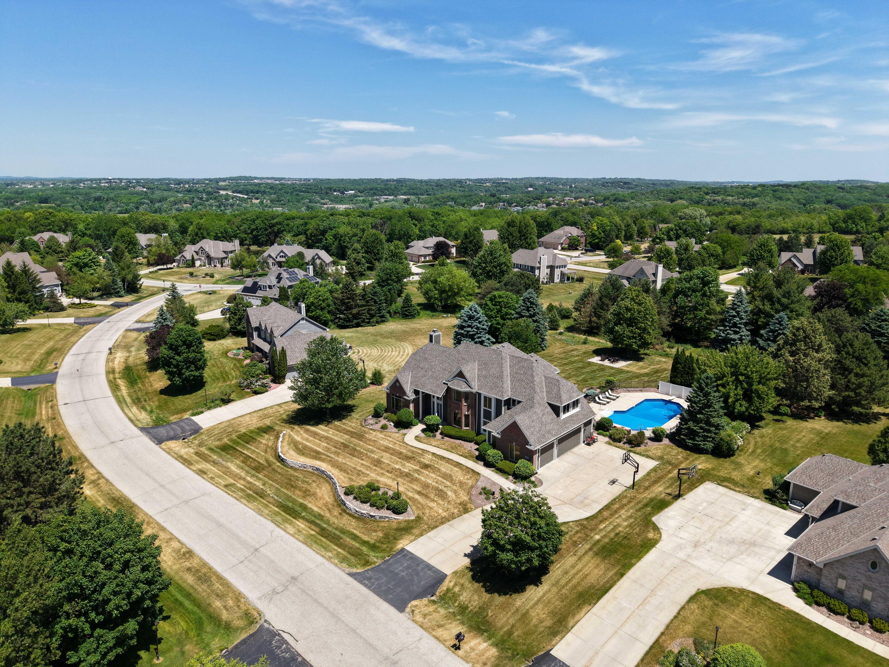 W289N3752 Huntsman Court Delafield, WI 53072 - Photo 7 of 88 DJI_20260604123931_0030_D