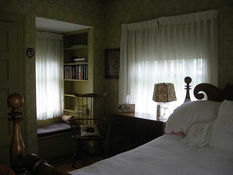 47 Strathmore Road Cranston, RI 02905 - Photo 21 of 25 Bedroom.