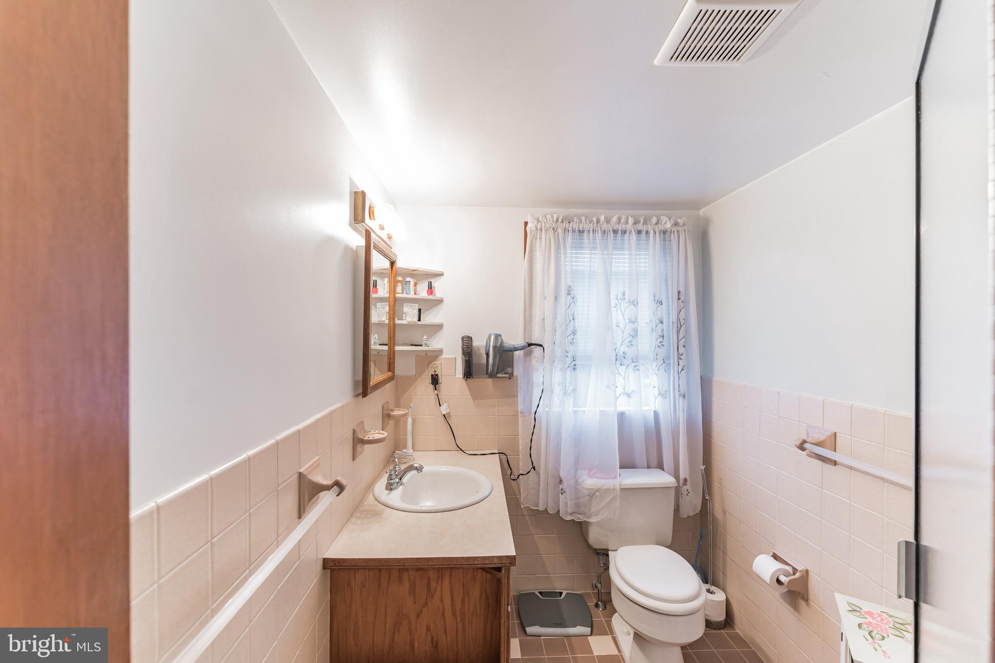 1602 Buttonwood Road Flourtown, PA 19031 - Photo 25 of 30 Primary bathroom