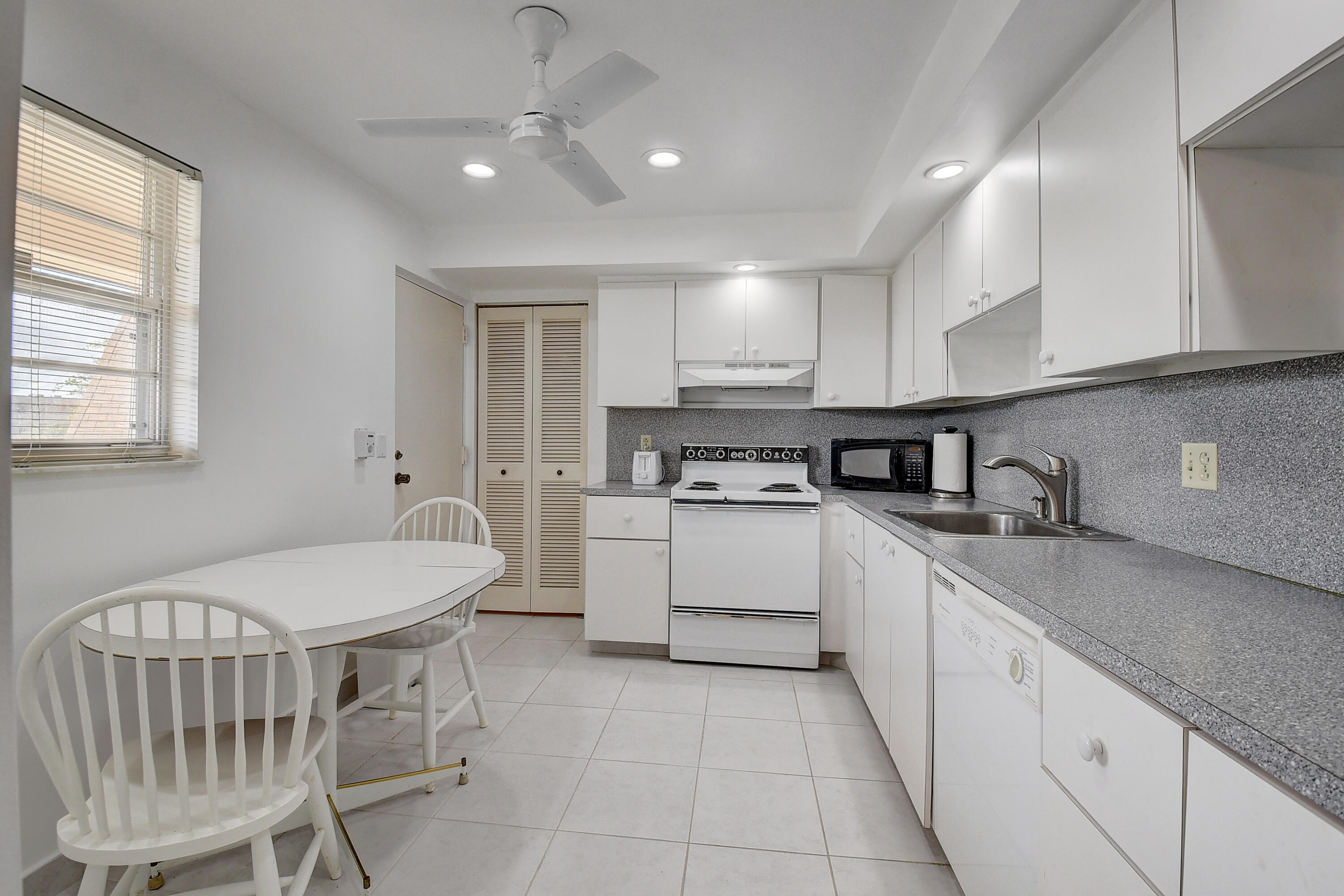 6300 Northwest 2nd Avenue, Unit 403 Boca Raton, FL 33487 - Photo 17 of 37 17_dsc_5500_1_2_3_4