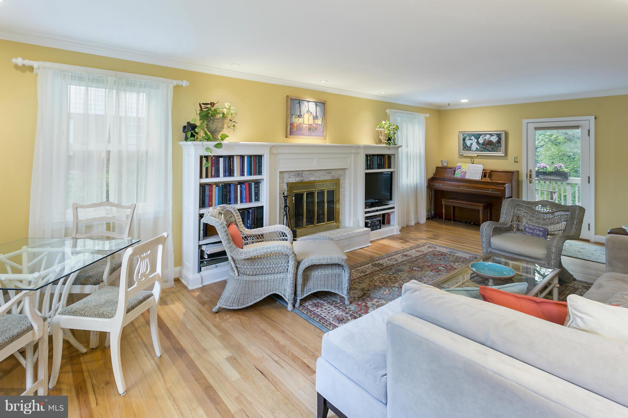 7104 Copeleigh Road Baltimore, MD 21212 - Photo 2 of 27 Living Room