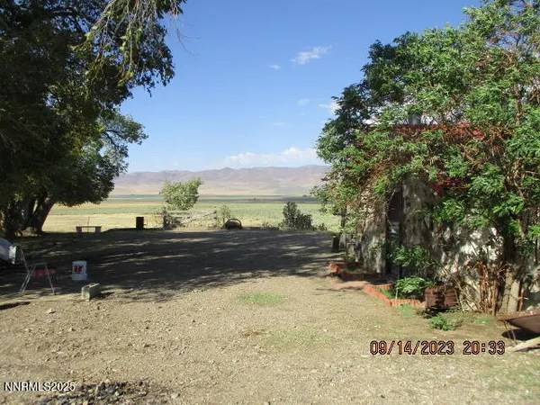 a view of a back yard