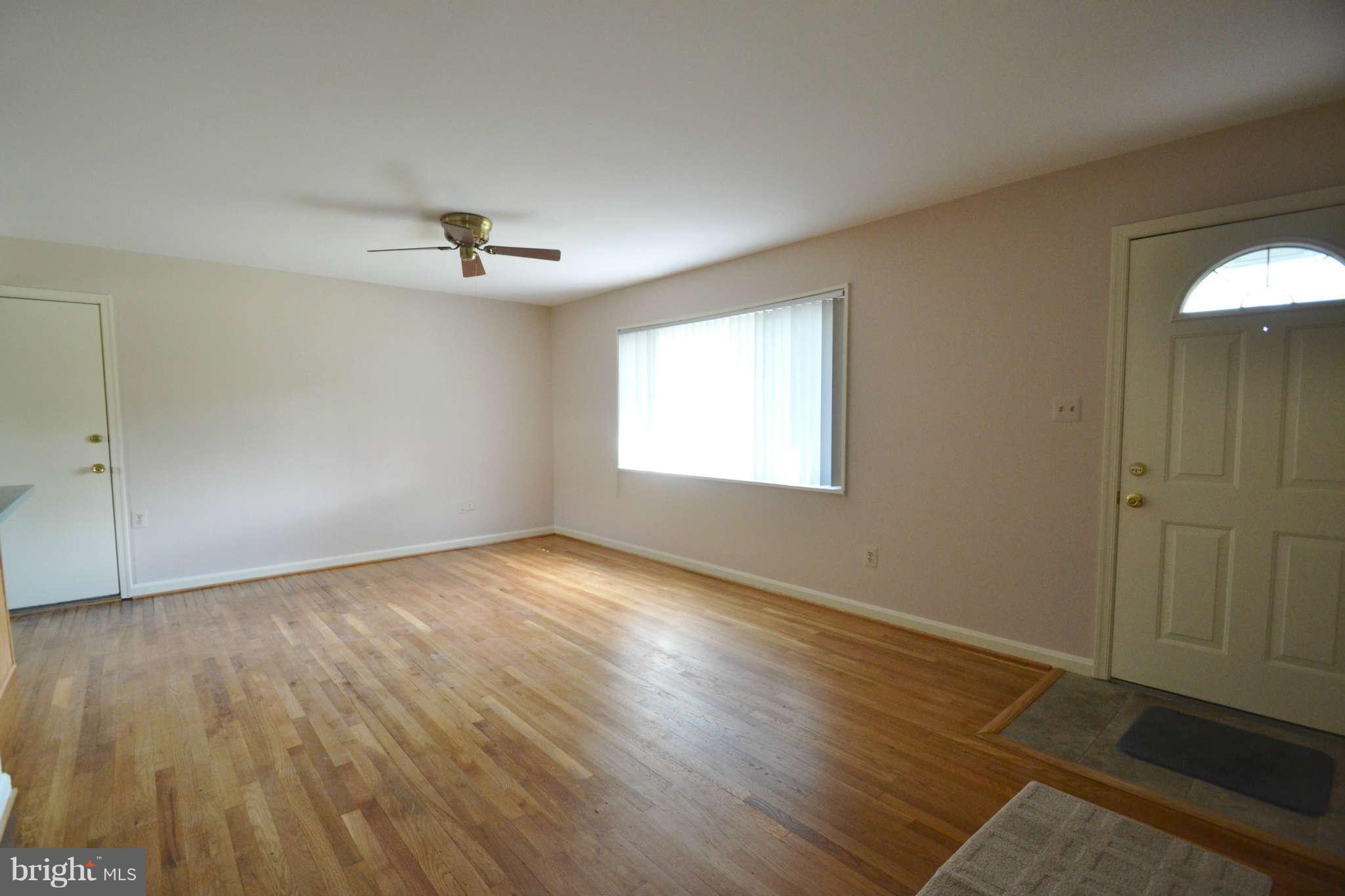 3906 Ronson Drive Alexandria, VA 22310 - Photo 3 of 23 Living Room