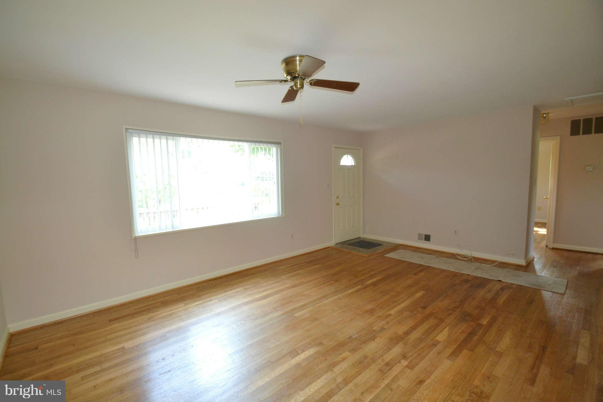 3906 Ronson Drive Alexandria, VA 22310 - Photo 4 of 23 Living Room